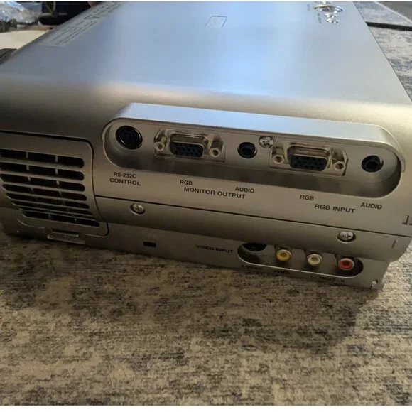 TOSHIBA TLP670U Data Projector with Remote And all Accessories+bag